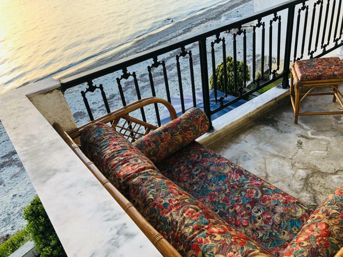 Seafront Maisonette In Фурка Экстерьер фото